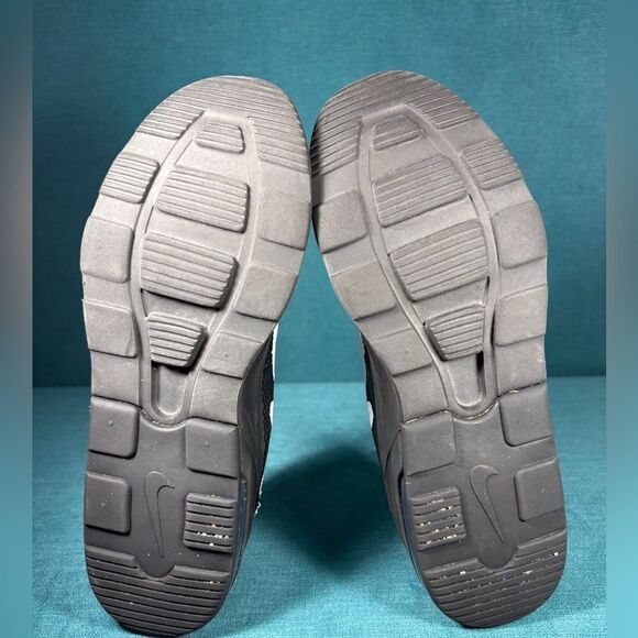 Size 9.5 - Women’s Nike Air Max Motion 2 shoes - Picture 8 of 9